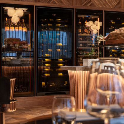 restaurant-installation-exceptionnelle-un-mur-de-caves-a-vin-haut-de-gamme-vitrees-eurocave-royale-champagne-revelation-fazenda-group-restaurant-uk-biniam-johannes.jpg