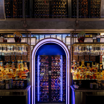 wine-showcase-eurocave-installation-showcave-luxurius-restaurant-mot32-griffinandrewsphoto-vages-usa.jpg
