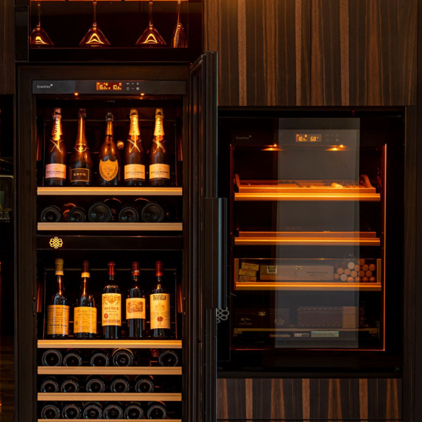 Luxus-Bar-Installation mit Weinkühlschrank und passendem Humidor für Zigarren.