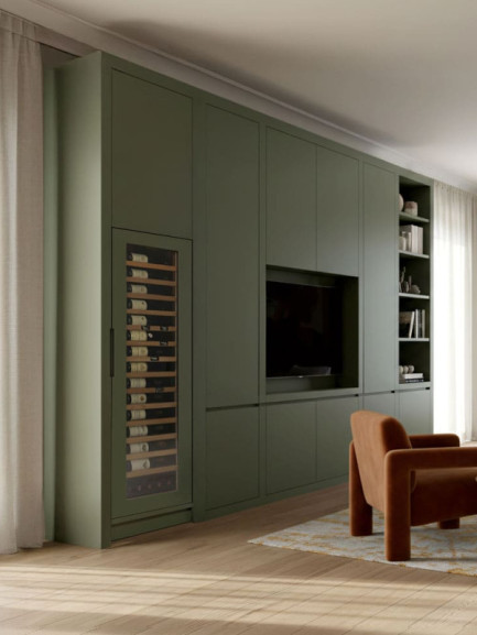 Große EuroCave Inspiration Serie Weinkühlschrank mit technischer Glastür und integrierter Beleuchtung, eingebaut in ein maßgefertigtes, olivfarbenes modernes Möbel, integriert in einen eleganten Wohnraum