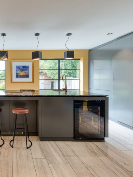 Kleiner Weinkühlschrank Inspiration Serieunter der Arbeitsplatte in einer modernen Kücheninsel eingebaut, nahtlos in das Möbel integriert, elegantes und funktionales Design