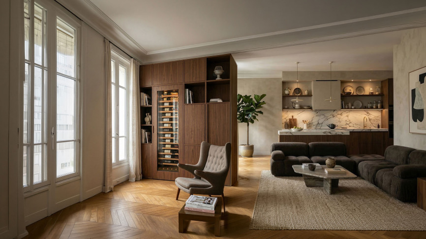 Große EuroCave Weinkühlschrank, Inspiration Serie, mit technischer Glastür und integrierter Beleuchtung, eingebaut in ein maßgefertigtes, olivfarbenes modernes Möbel, integriert in einen eleganten Wohnraum