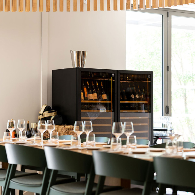 Zwei Weinkühlschränke der Pure-Kollektion für den Weinausschank im Restaurantbereich des Massane Horizon Resort in Montpellier, Frankreich.