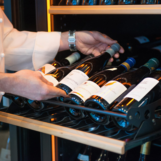 EuroCave Weinkühlschrank zum Servieren, zur optimalen Temperierung der Weine, mit ausziehbaren Präsentationsauszügen.