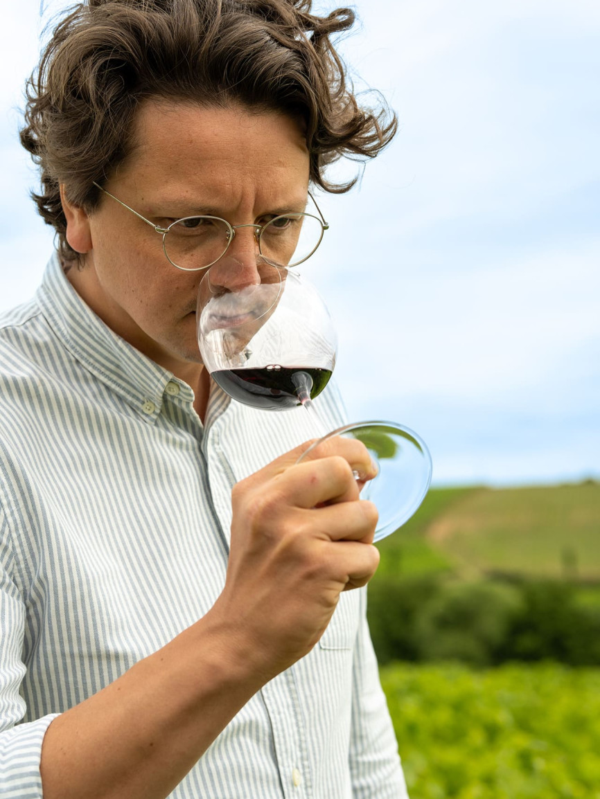 Porträt von Théo in den Weinbergen
