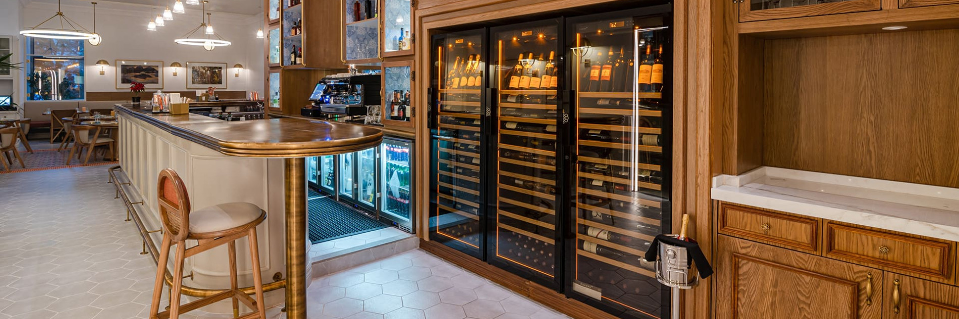 Restaurant mit einer Weinwand, die aus drei EuroCave-Weinschränken besteht.