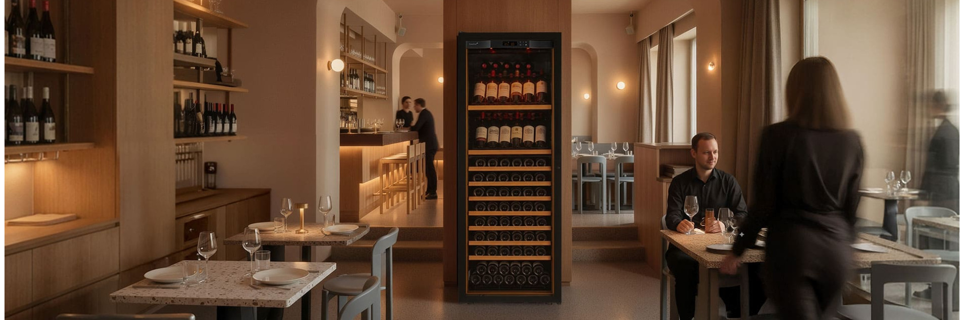 EuroCave Servier-Weinkühlschrank der Modellreihe Pure, aufgestellt im Gastraum eines Restaurants.