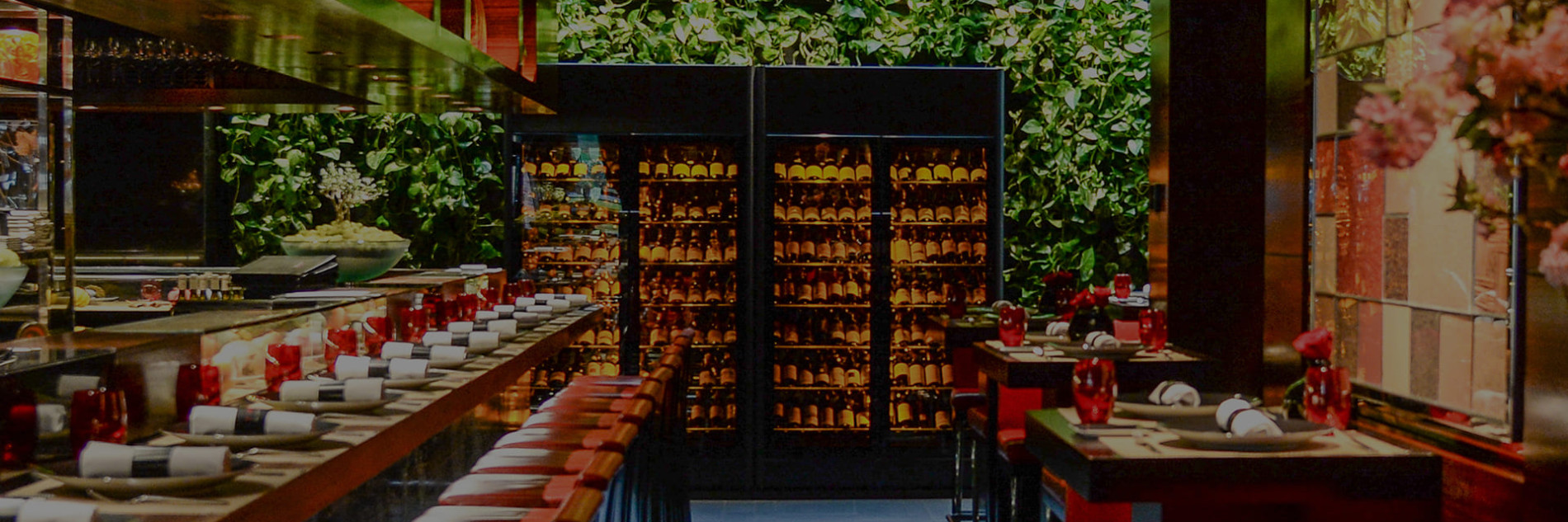 Restaurant Joël Robuchon London, ausgestattet mit einer 2-türigen EuroCave ShowCave Weinvitrine mit bernsteinfarbener Beleuchtung zur Temperaturregulierung.