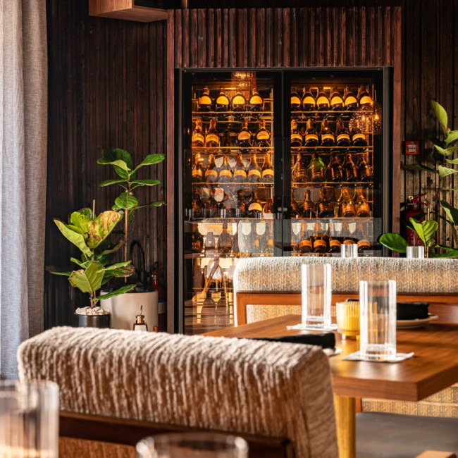 Gekühlte ShowCave Weinvitrine von EuroCave im Gastraum installiert – Weine auf optimaler Serviertemperatur - Restaurant The Nice Guy in Dubai