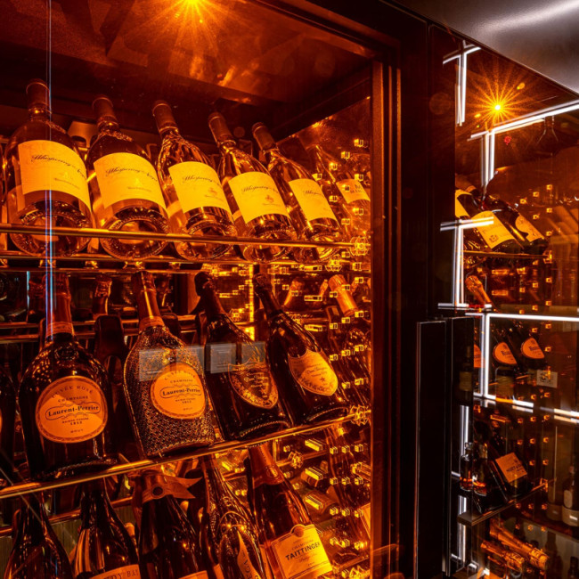 ShowCave EuroCave Weinkühlschrank – schräge Flaschenpräsentation mit integrierter bernsteinfarbener Beleuchtung – Gastronomie und Weinhandel
