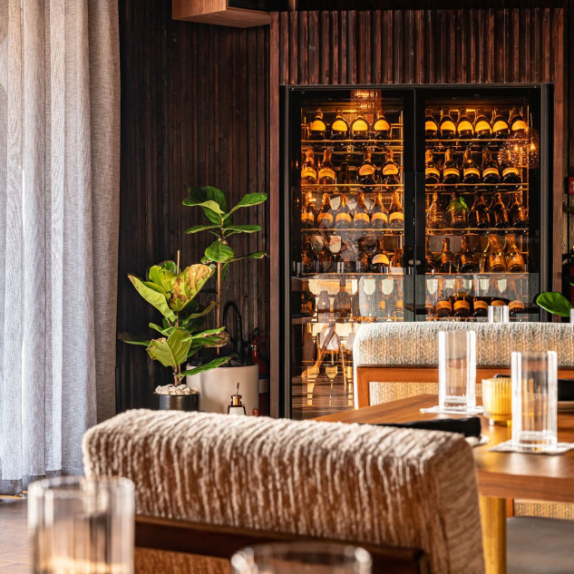 Gekühlte ShowCave Weinvitrine von EuroCave im Gastraum installiert – Weine auf optimaler Serviertemperatur - Restaurant The Nice Guy in Dubai