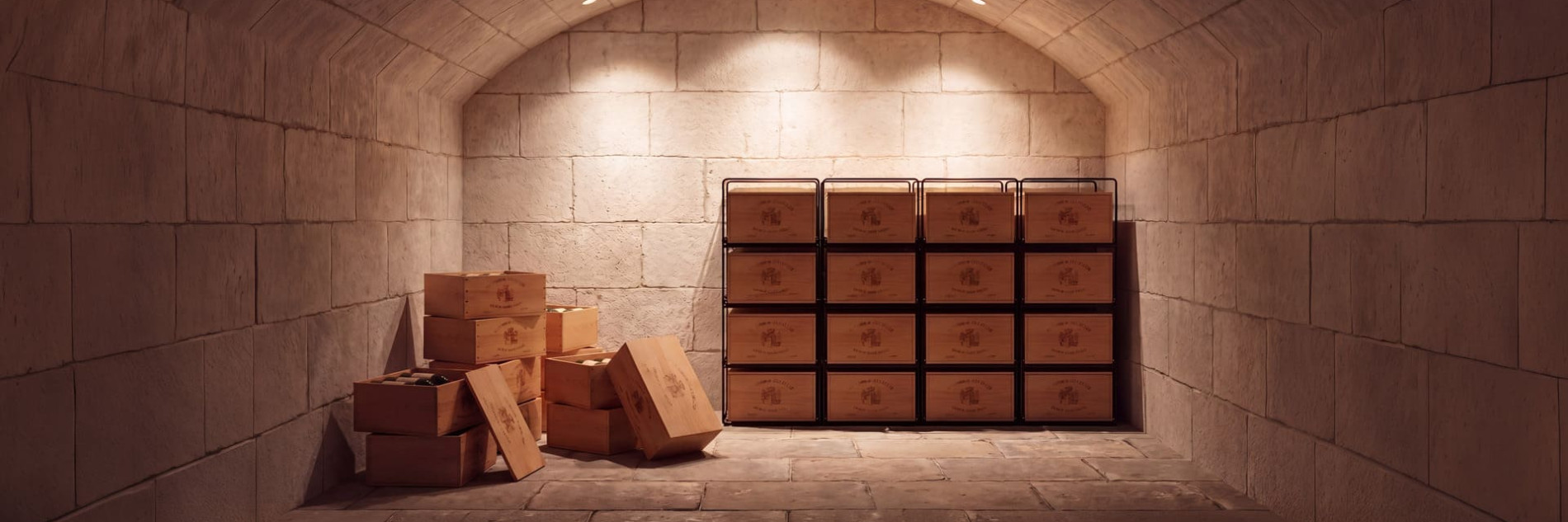 Vorher und nachher: Ein Weinkeller, der mit Holzkisten ausgestattet wurde, die gestapelt und anschließend mithilfe des Modulorack-Aufbewahrungssystems von EuroCave geordnet wurden.