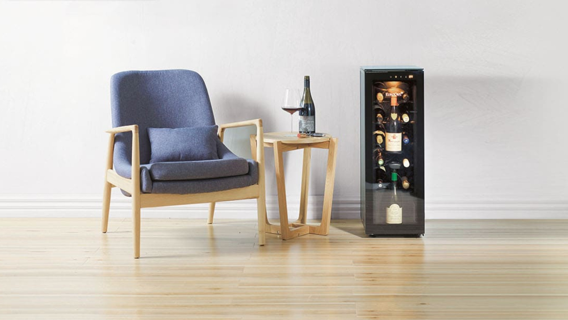 eurocave-petite-cave-a-vin-tete-a-tete-fauteil-scandive-petite-table-bouteille-et-verre-parquet-intimiste.jpg eurocave-petite-cave-a-vin-tete-a-tete-fauteil-scandive-petite-table-bouteille-et-verre-parquet-intimiste.jpg
