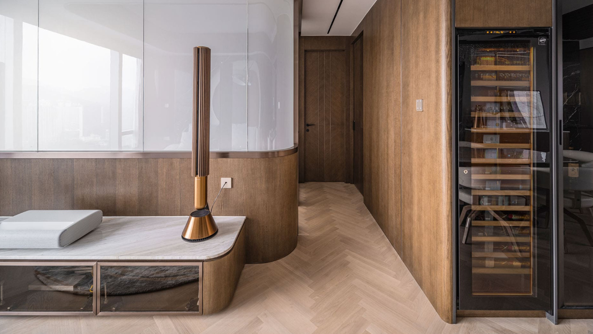 Großer Weinklimaschrank, eingebaut in Holzambiente, Design-Wohnzimmermöbel – Innenarchitekt Großer Weinklimaschrank, eingebaut in Holzambiente, Design-Wohnzimmermöbel – Innenarchitekt