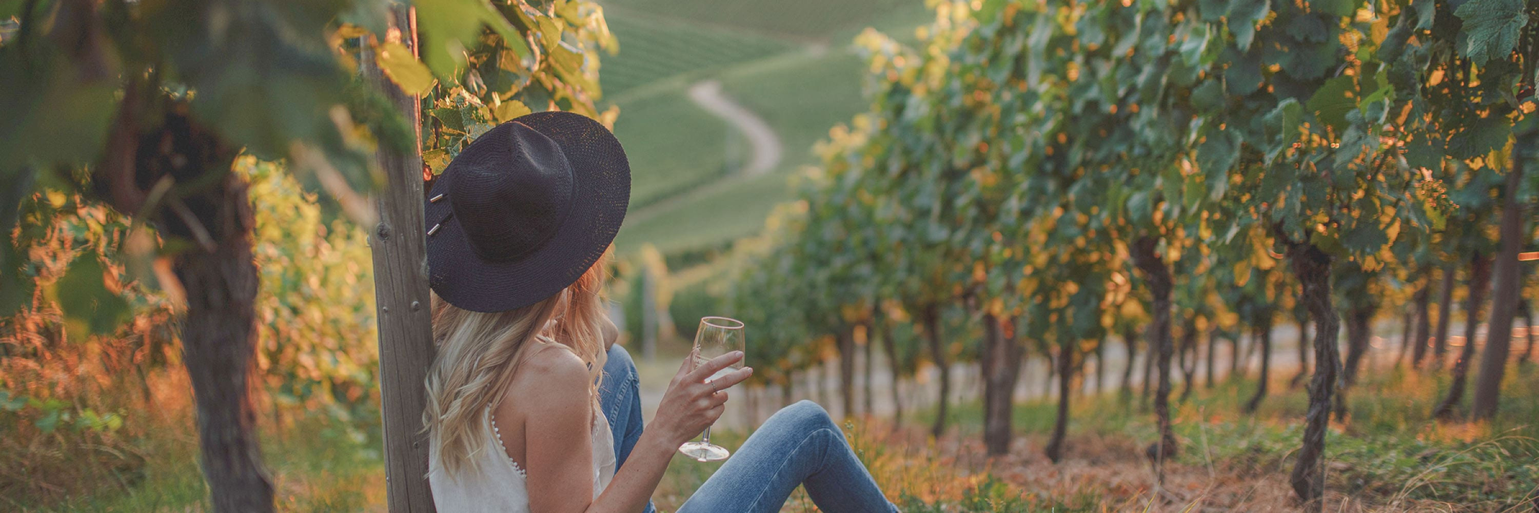 eurocave-femme-dans-les-vignes-verre-de-vin-blanc-coucher-de-soleil-chapeau-france.jpg eurocave-femme-dans-les-vignes-verre-de-vin-blanc-coucher-de-soleil-chapeau-france.jpg