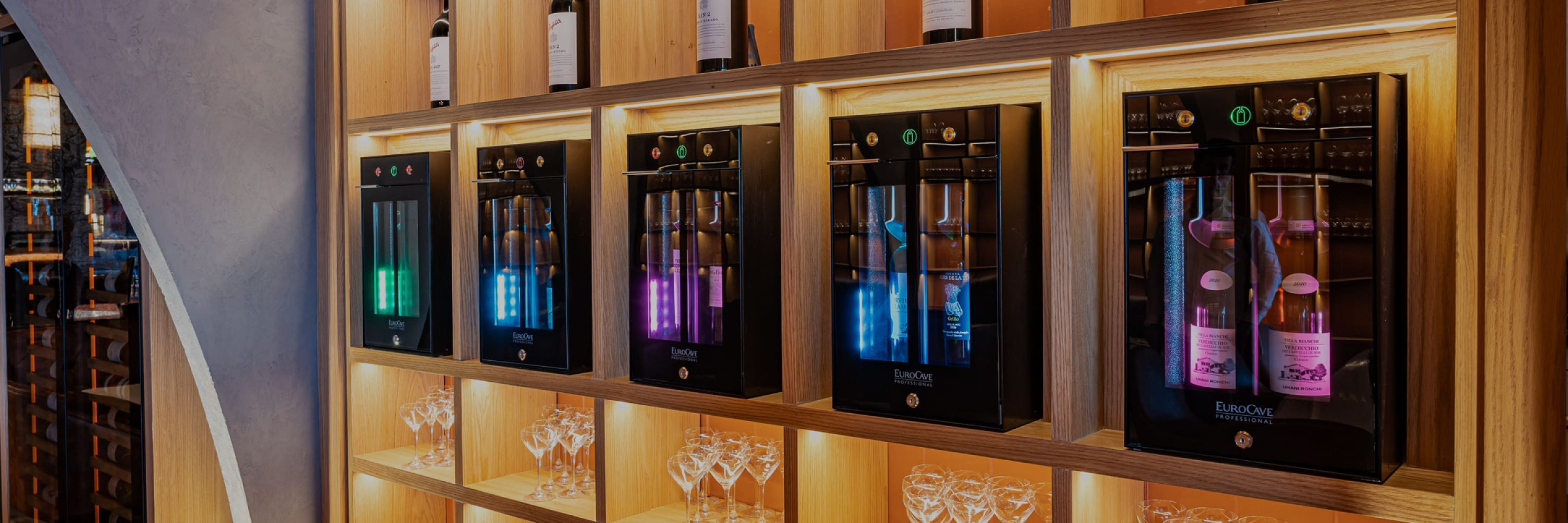 eurocave-service-du-vin-au-verre-restaurant-dubai-papa-wine-bar-bar-a-vin-ambiance-lumineuse-niche-bois.jpg eurocave-service-du-vin-au-verre-restaurant-dubai-papa-wine-bar-bar-a-vin-ambiance-lumineuse-niche-bois.jpg
