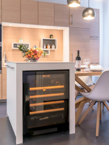 Kleiner, kompakter Weinkhülschrank, der einfach und elegant unter eine Durchreiche passt. Glasiert, um die Weinflaschen genießen zu können. Kleiner, kompakter Weinkhülschrank, der einfach und elegant unter eine Durchreiche passt. Glasiert, um die Weinflaschen genießen zu können.